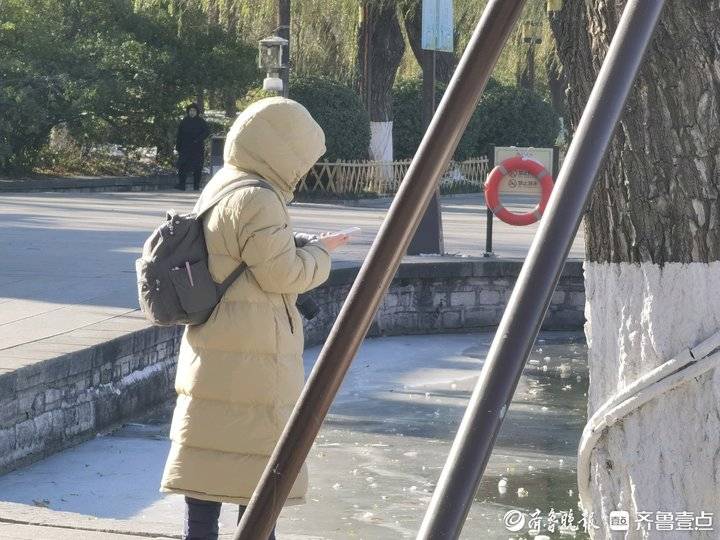 难得一遇的冬季美景,济南大明湖结冰了